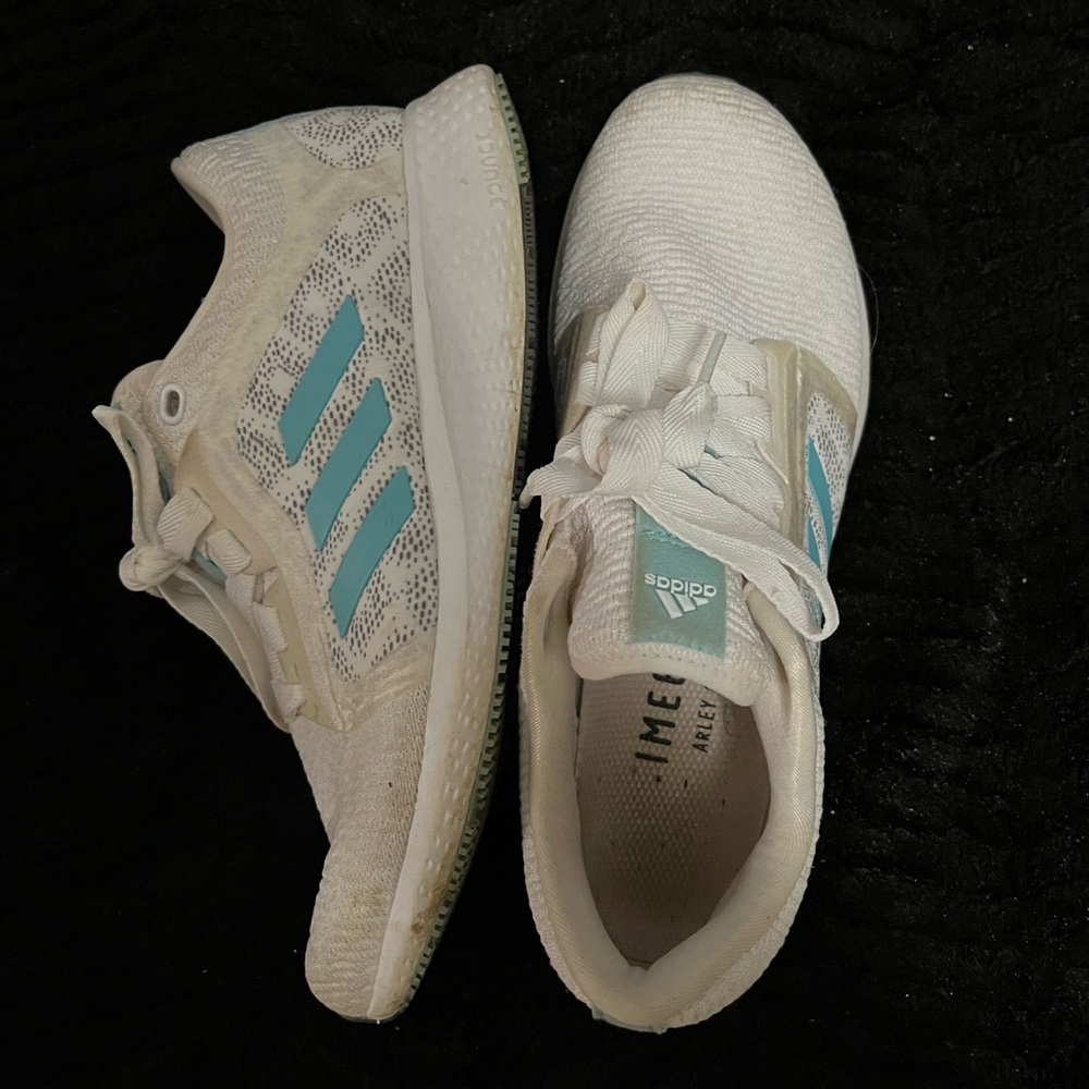 Adidas tennis shoes size 8